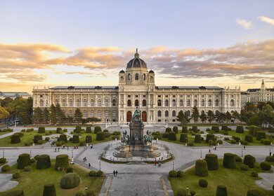 Blick auf die Außenfassade des Kunsthistorischen Museums von Wien mit leichten, von der Abendsonne gefärbten Wölckchen am Himmel | © KHM-Museumsverband
