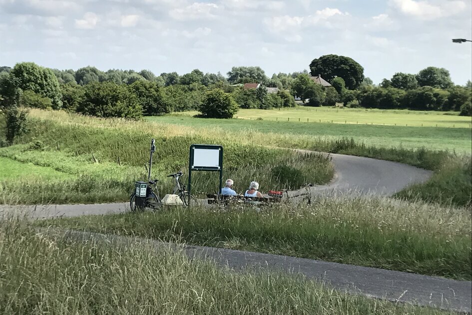 Holland_Fietsers_langs_IJssel