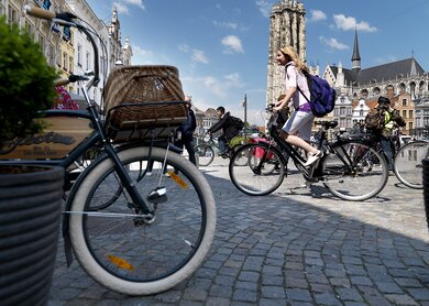 Marktplatz in Mechelen mit Fahrrädern und historischen Gebäuden im Hintergrund | © Milo Profi