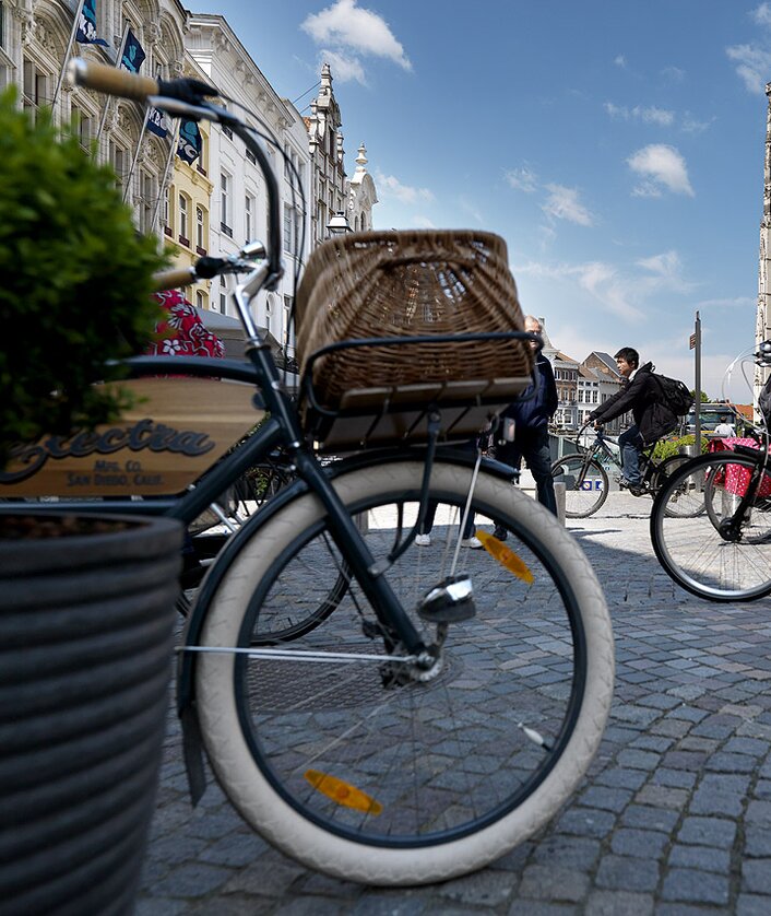 Marktplatz in Mechelen mit Fahrrädern und historischen Gebäuden im Hintergrund | © Milo Profi