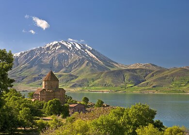 Die armenische Kirche des Heiligen Kreuzes aus dem 10 Jahrhundert auf der Akdamar Insel im Van See in Ostanatolien | © GettyImages.com/WitR