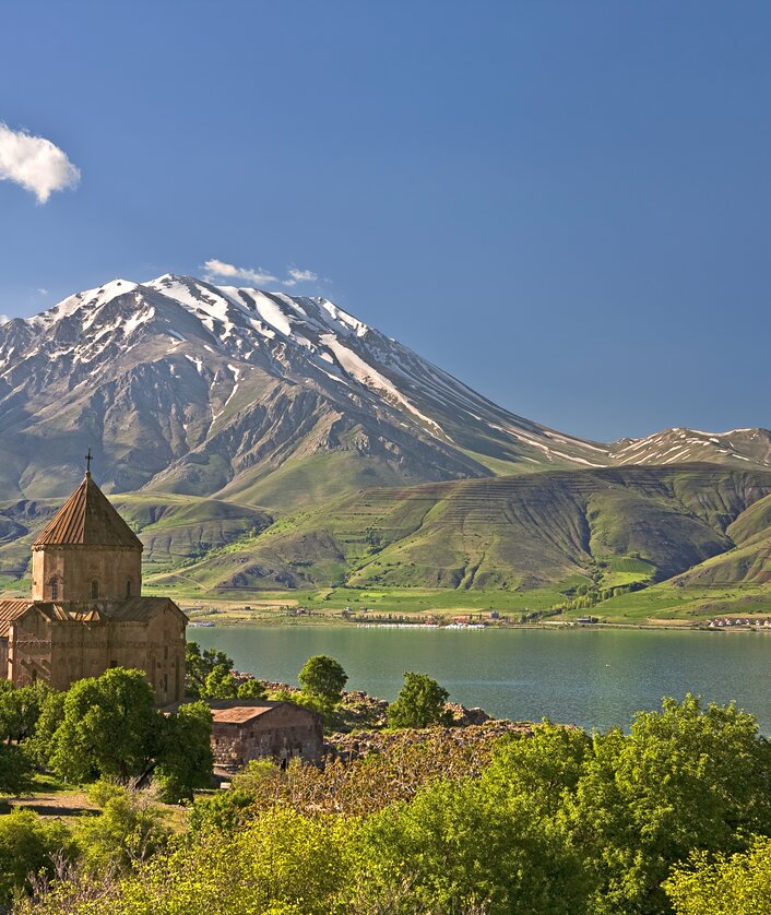 Die armenische Kirche des Heiligen Kreuzes aus dem 10 Jahrhundert auf der Akdamar Insel im Van See in Ostanatolien | © GettyImages.com/WitR