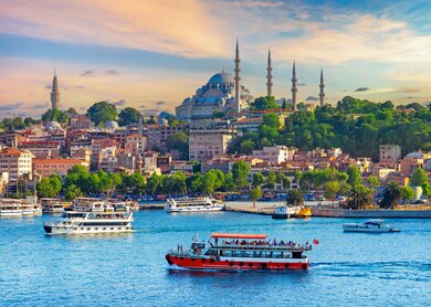 Touristische Schiffe auf dem Boporus vor der Stadtkulisse Istanbuls mit der Haghia Sophia im Hintergrund | © GettyImages.com/Guitar Tawatchai