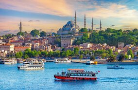 Touristische Schiffe auf dem Boporus vor der Stadtkulisse Istanbuls mit der Haghia Sophia im Hintergrund | © GettyImages.com/Guitar Tawatchai