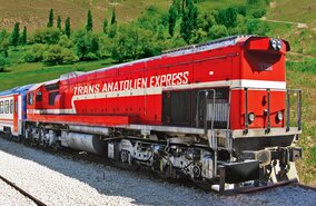Die rote Lok des Transanatolien-Express in der Türkei
