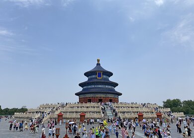 Menschenmengen vor dem runde gebauten Himmelstempel mit blauer Dachkuppel in Peking, China | © J-Navigator Foto-Archiv