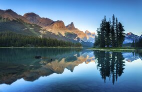 Jasper Nationalpark, Spirit Island im Malinge Lake | © Glowing Earth Photography/Mark Skerbenik