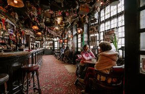London, Pub Churchill Arms in Kensington | © Pinzutu Films