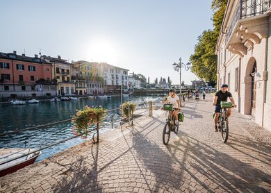 Gardasee_Ortschaft_Rad | © Harald Wisthaler