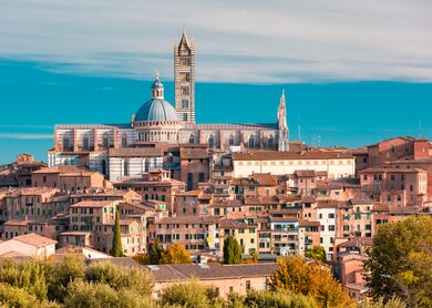 Blick auf die Altstadt von Siena mit dem markanten Dom in der Toskana, Italien | © GettyImages.com/KavalenkavaVolha