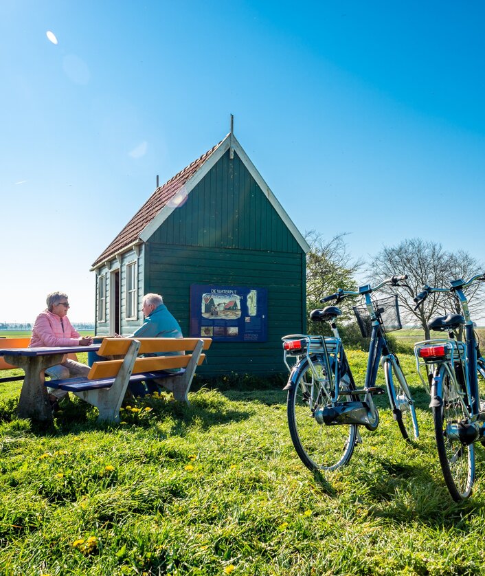 Radreise Flevoland Radfahrer machnen Pause an einer Hütte auf grünen Wiesen | © Visit Flevoland