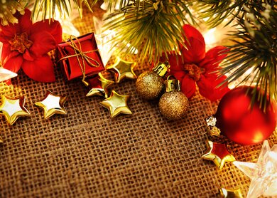 Weihnachtsdekoration mit goldenen Sterne und einer Lichterkette | © GettyImages.com/Moncherie