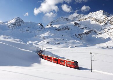 Bernina Express beim Lago Bianco | © Rhätische Bahn/Tibert Keller