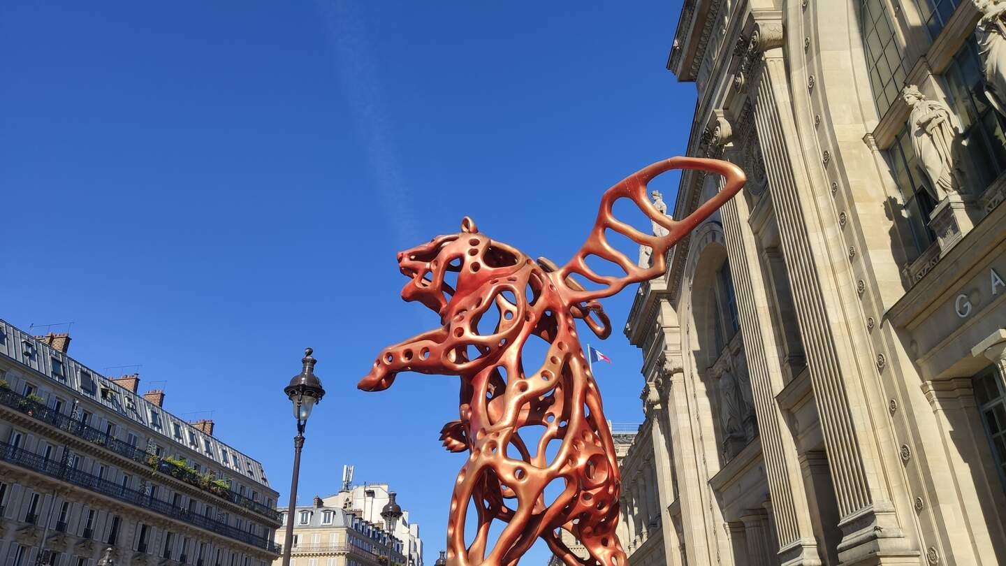 Blick auf die historische Front des Pariser Bahnhofes Gare du Nord und ein Denkmal, welches vor dem Bahnhof steht, an einem sonnigen Tag | © Jens Hinsche