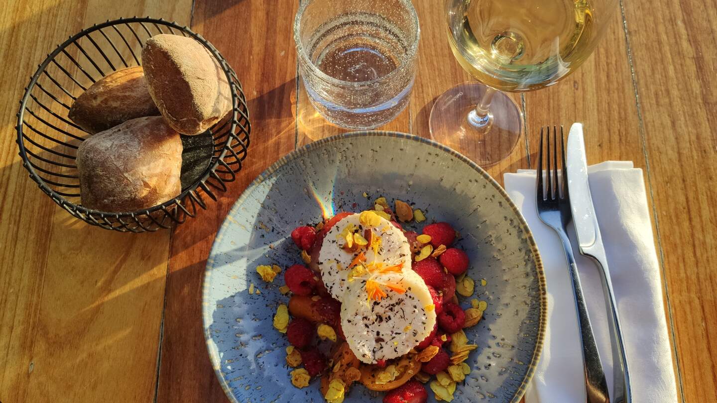 Blick auf eine Buratta mit einem Glas Wein zum Abendessen im Restaurant Le Quai in Amiens, Frankreich | © Jens Hinsche