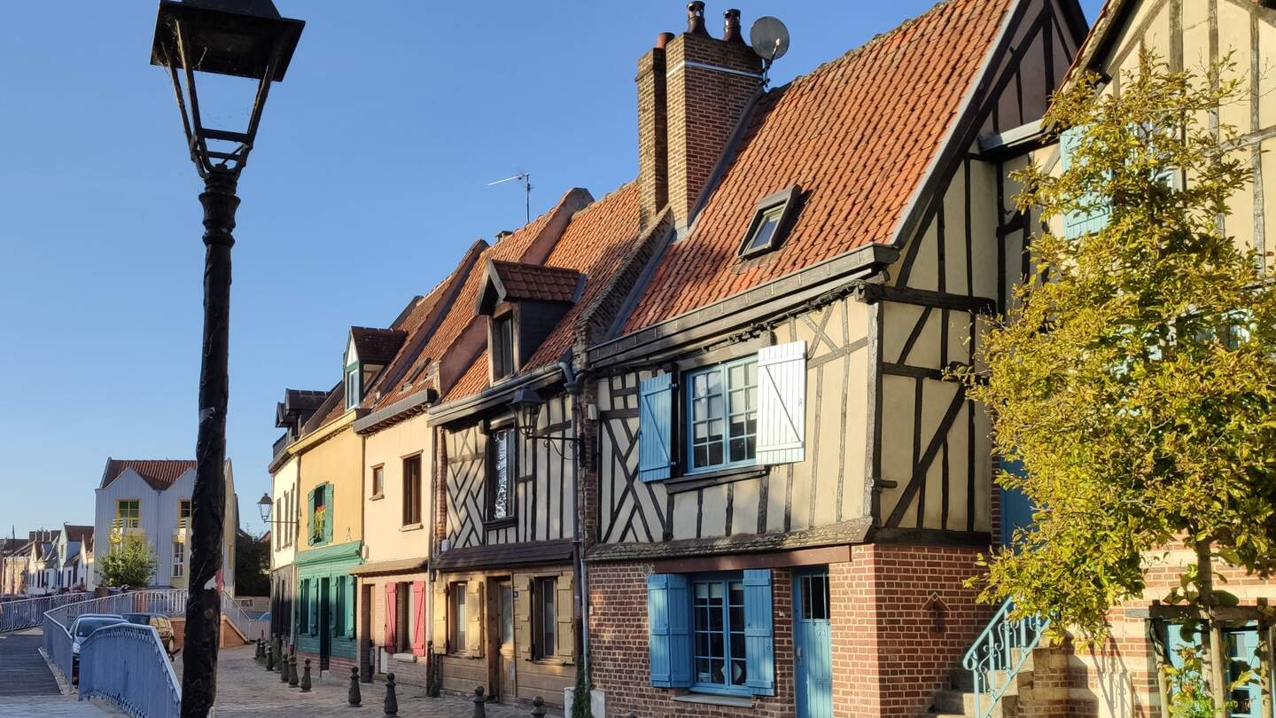 Blick auf eine historische Fachwerkhäuserfront im Viertel Saint-Leu in Amiens, Frankreich | © Jens Hinsche