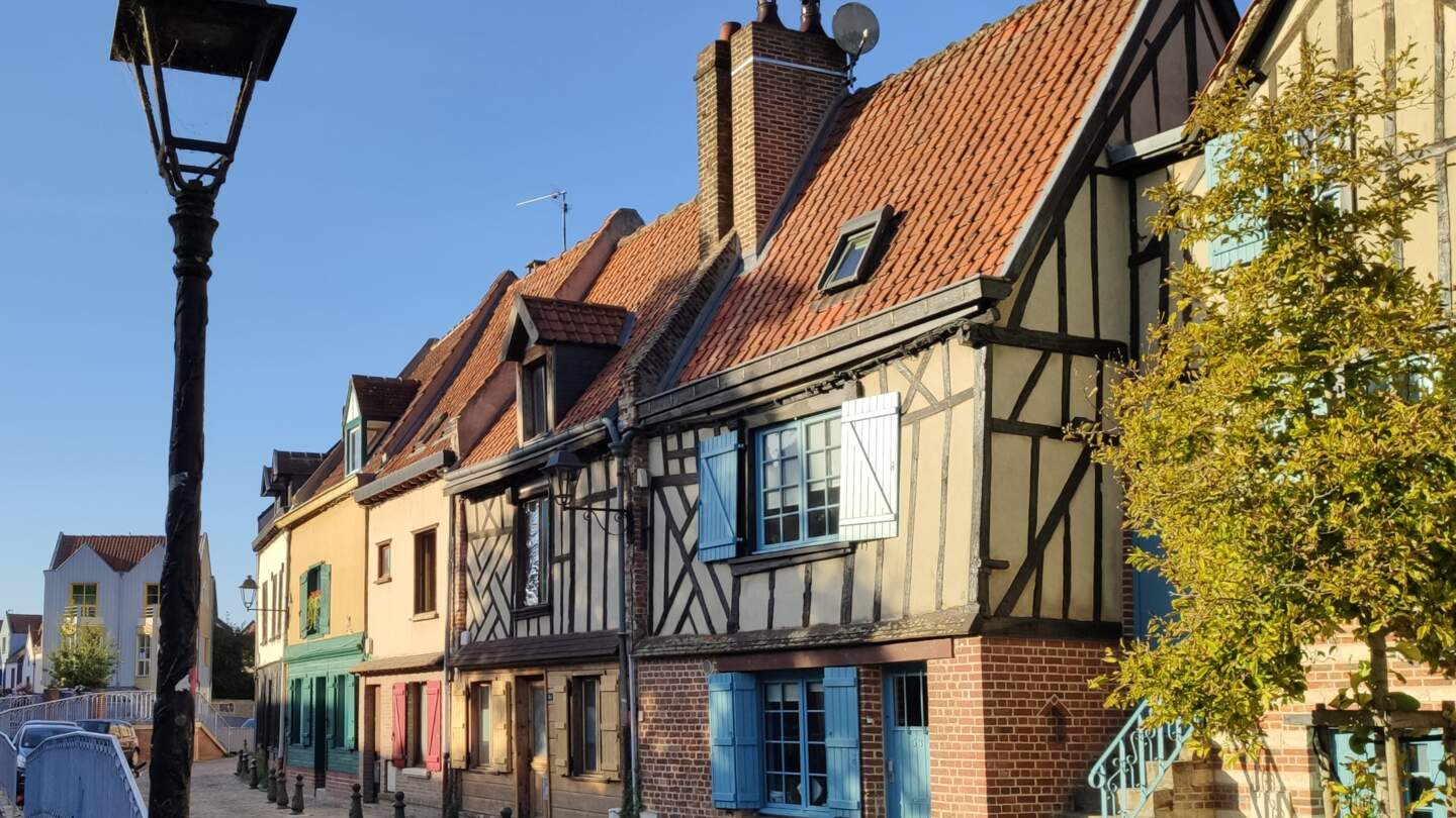 Blick auf eine historische Fachwerkhäuserfront im Viertel Saint-Leu in Amiens, Frankreich | © Jens Hinsche