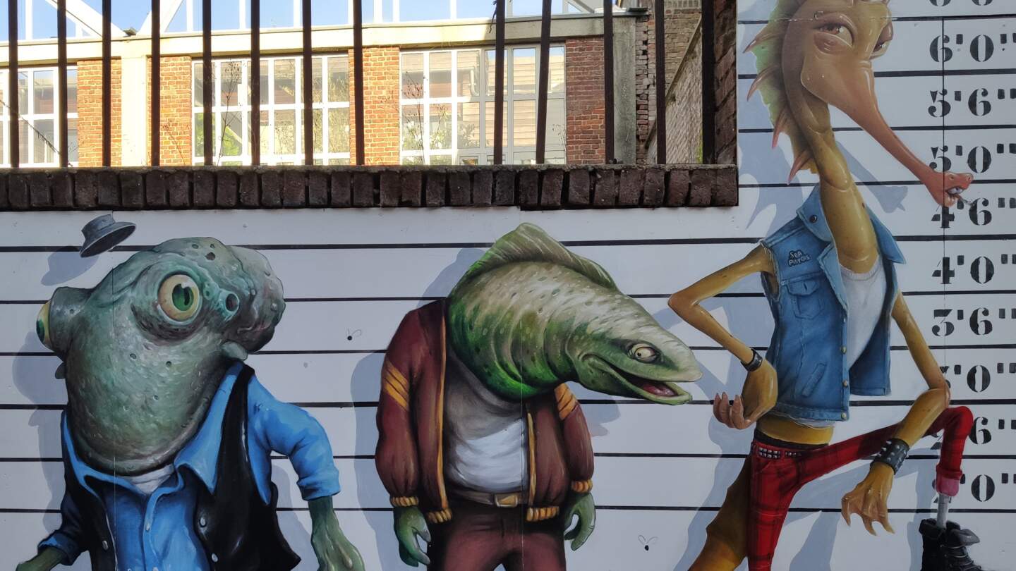 Ein Wandgrafitti mit vermenschlichten Fischen im Viertel Saint-Leu in Amiens, Frankreich | © Jens Hinsche