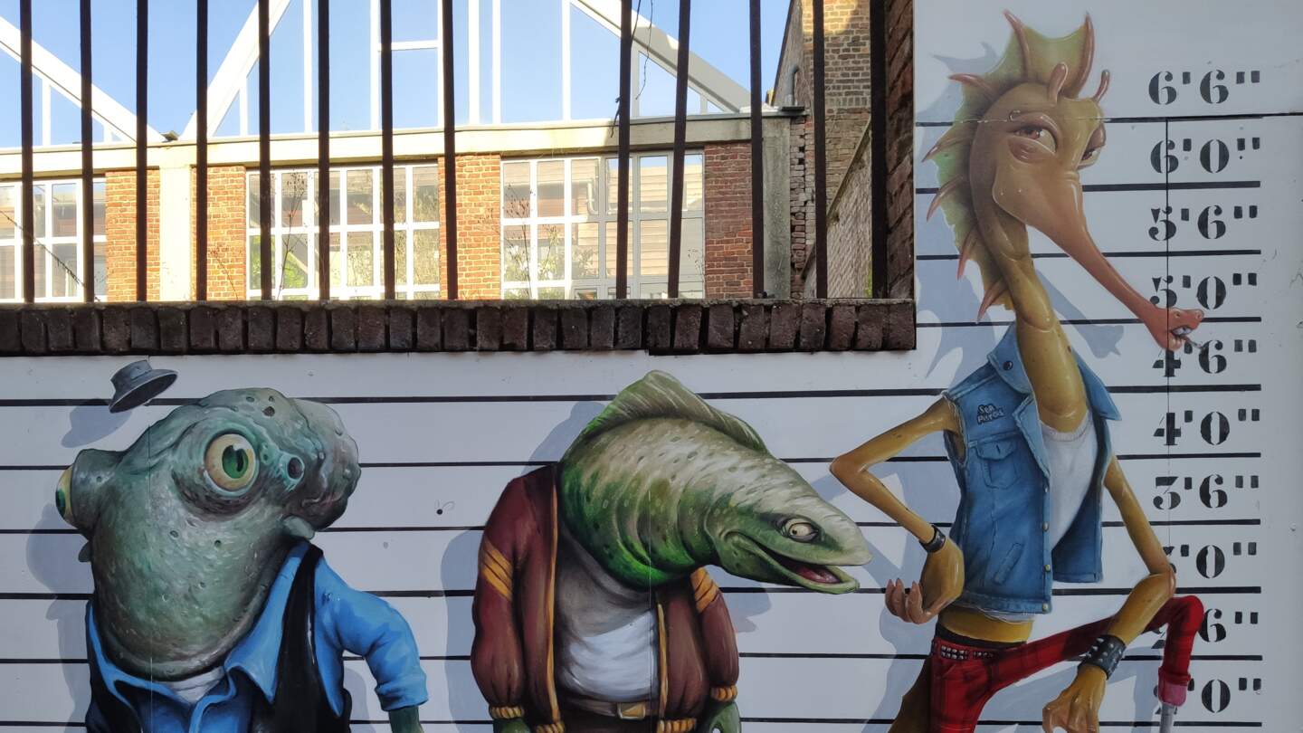 Ein Wandgrafitti mit vermenschlichten Fischen im Viertel Saint-Leu in Amiens, Frankreich | © Jens Hinsche