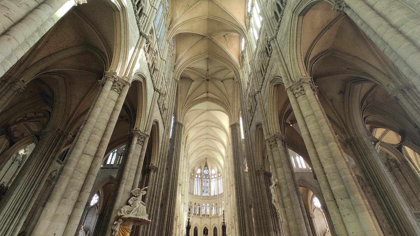 Blick in das Innere der gotischen Kathedrale von Amiens, Frankreich | © Jens Hinsche