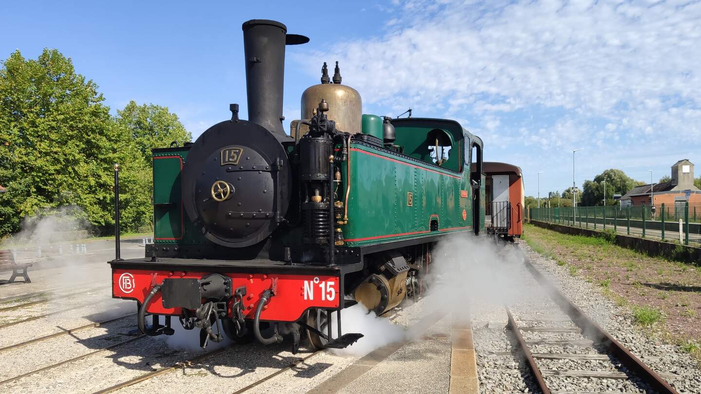 Dampende Lokomotive der historischen Schmalspureisenbahn Chemin de Fer de la Baie de Somme am Bahnhof Noyelles-sur-Mer, Frankreich | © Jens Hinsche