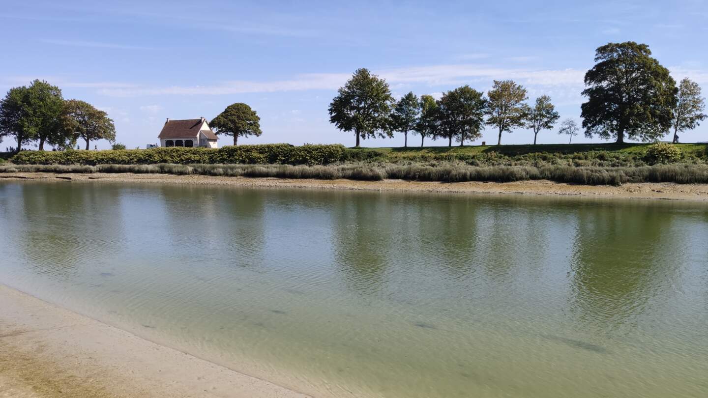 Blick auf den Fluss Somme bei Ebbe in Saint-Valery-sur-Somme an der Sommebucht, Frankreich | © Jens Hinsche