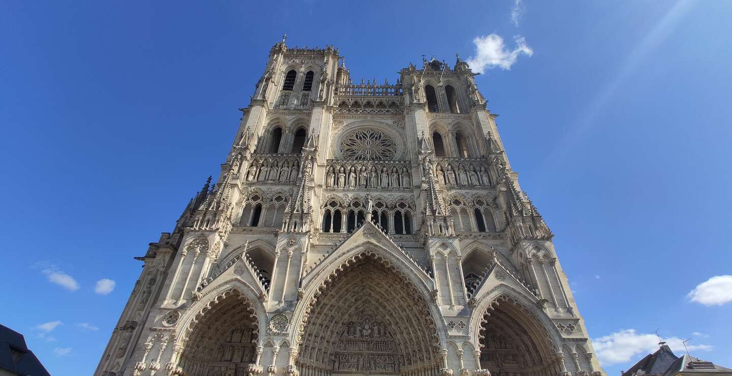 Bick auf die Front der gotischen Kathedrale an einem sonnigen Tag mit blauem Himmel in Amiens, Frankreich | © Jens Hinsche