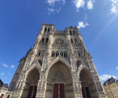 Bick auf die Front der gotischen Kathedrale an einem sonnigen Tag mit blauem Himmel in Amiens, Frankreich | © Jens Hinsche