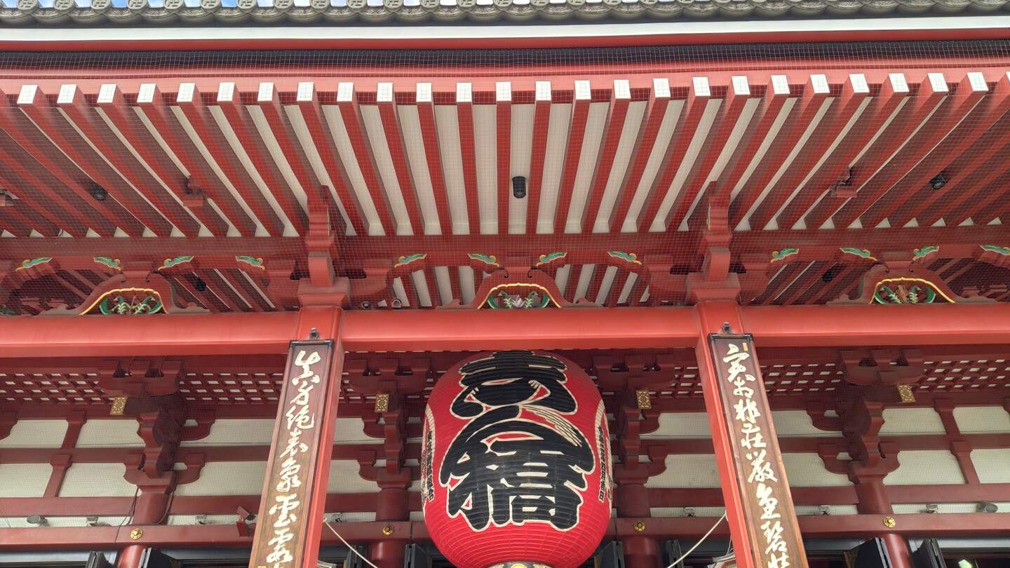 Großer roter Lampion mit schwarzen Schriftzeichen im buddhistischem Tempel Senso-ji in Tokio, Japan  | © Jens Hinsche