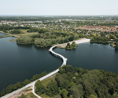 Ein Stadtüberblick über die Gemeinde Almere in der Provinz Flevoland in Vogelperspektive  | ©  FerdyFrancis24