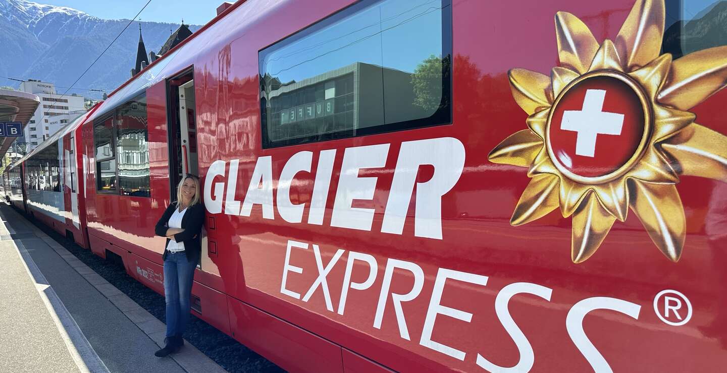 Ameropa Mitarbeiter am Bahnhof vor dem Glacier Express | © Verena Cezanne