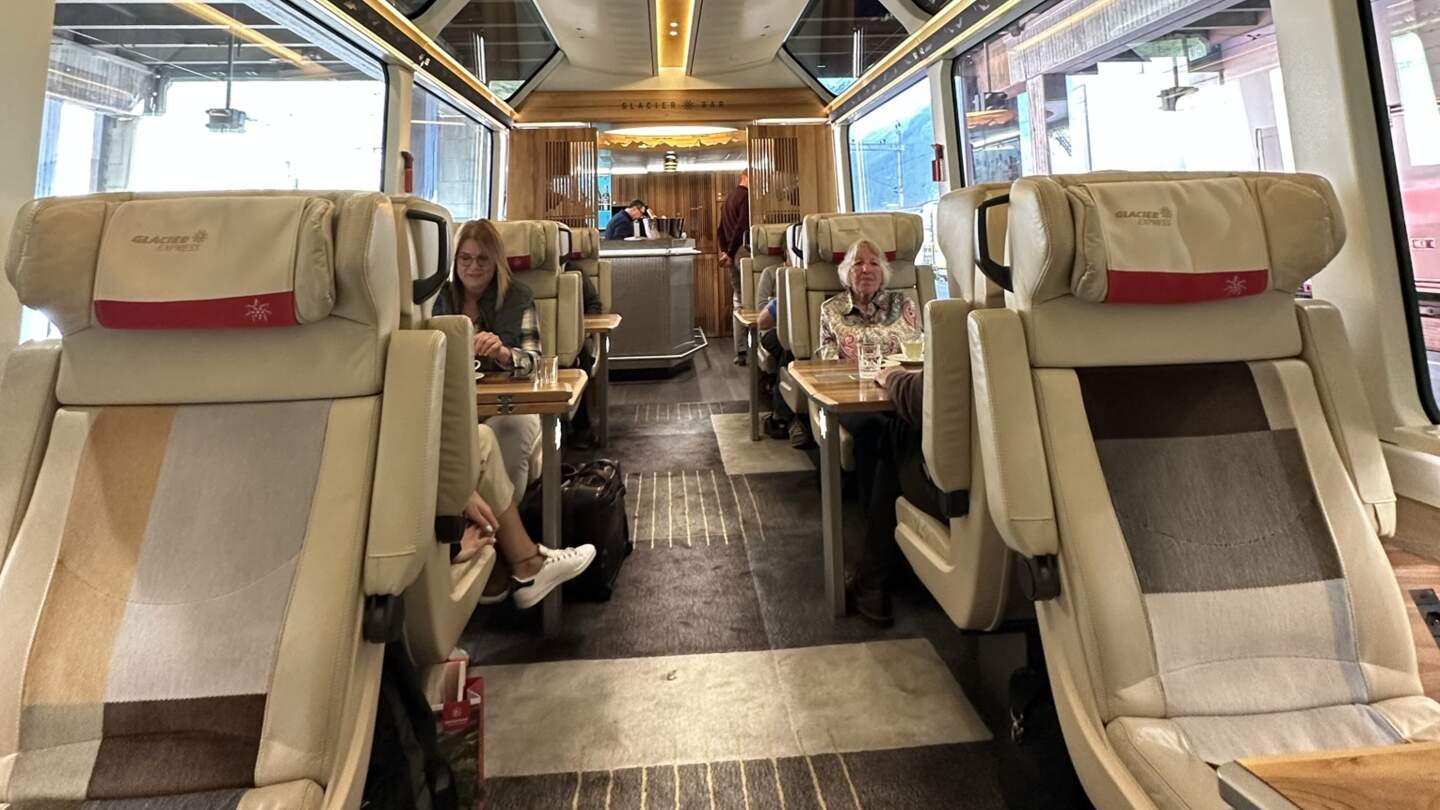 Sitzplätze mit Panoramafenstern des Glacier Express in Excellence Class | © Verena Cezanne