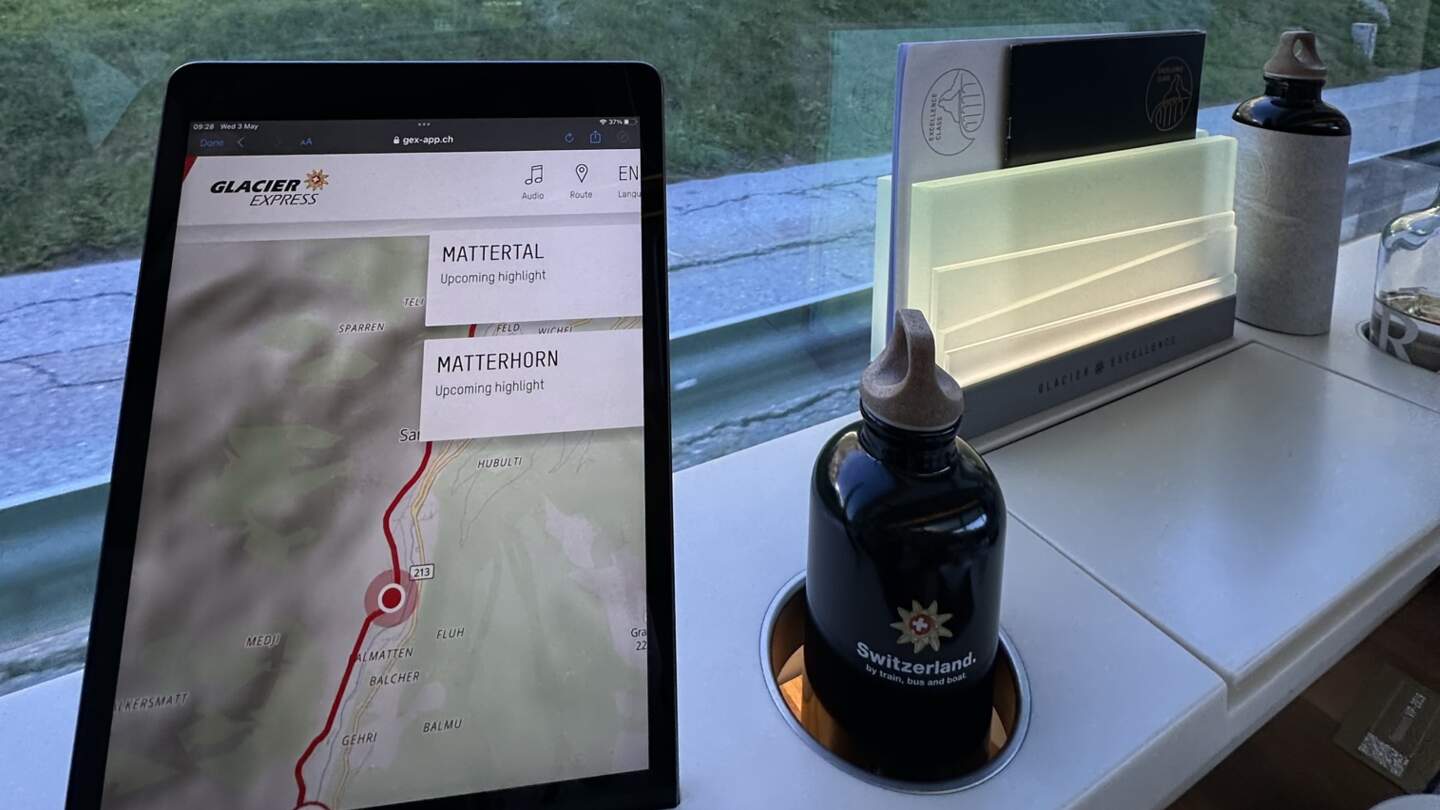Tablet für das Onboard-Infotainment im Glacier Express | © Verena Cezanne