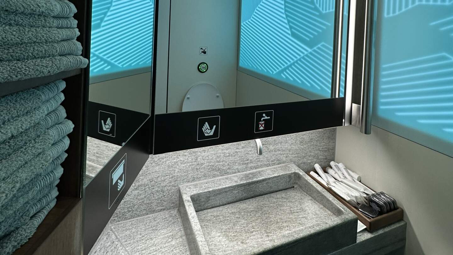 Toilette im Glacier Express | © Verena Cezanne