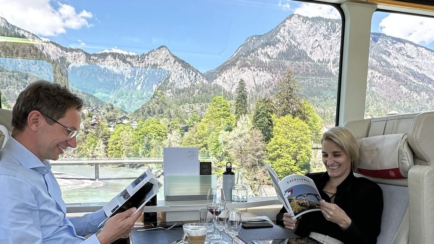 Bergpanorama und Reisende aus Glacier Express während der Fahrt | © Verena Cezanne
