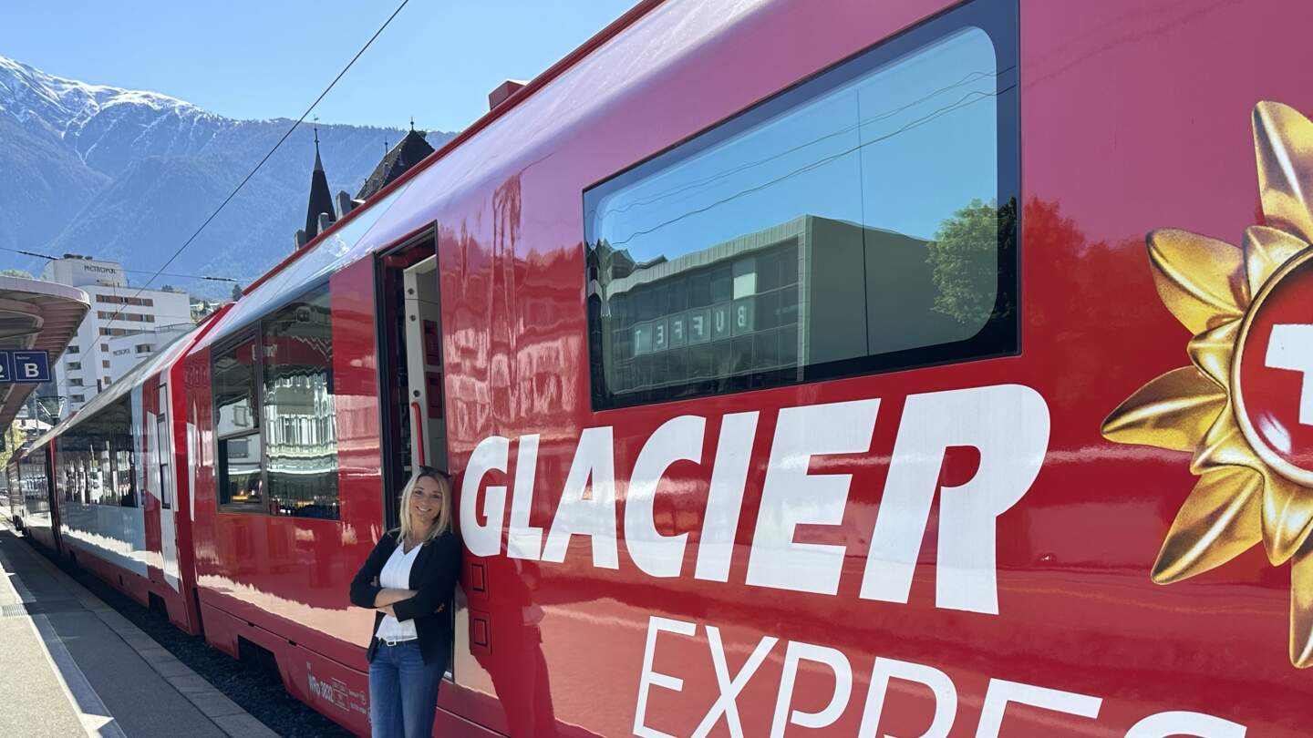 Ameropa Mitarbeiter am Bahnhof vor dem Glacier Express | © Verena Cezanne