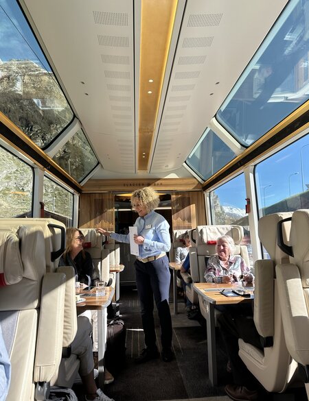 Service an Bord des Glacier Express in der Excellence Class | © Verena Cezanne