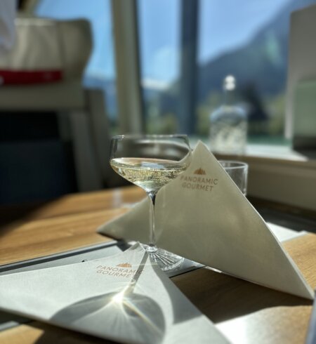 Champagner im Glacier Express der Excellence Class | © Verena Cezanne