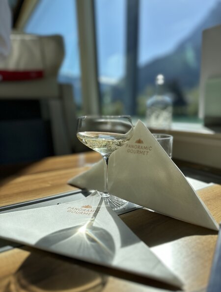 Champagner im Glacier Express der Excellence Class | © Verena Cezanne