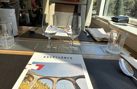 an Bord des Glacier Express in der Excellence Class | © Verena Cezanne