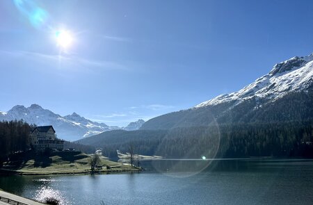 Blick auf einen See während der Fahrt im Glacier Express | © Verena Cezanne