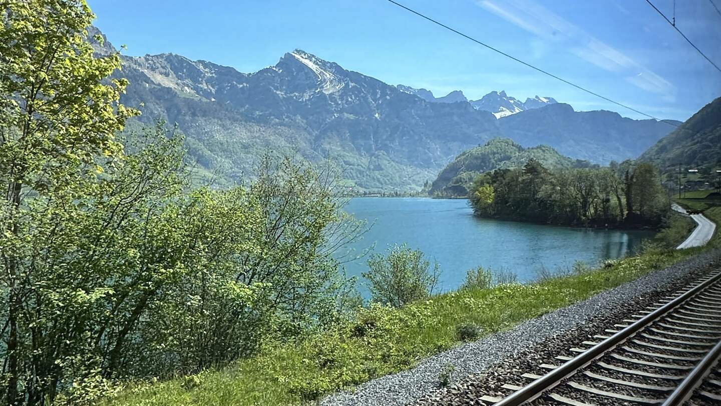 Schienen und Aussicht auf der Bahnstrecke Glacier Express | © Verena Cezanne