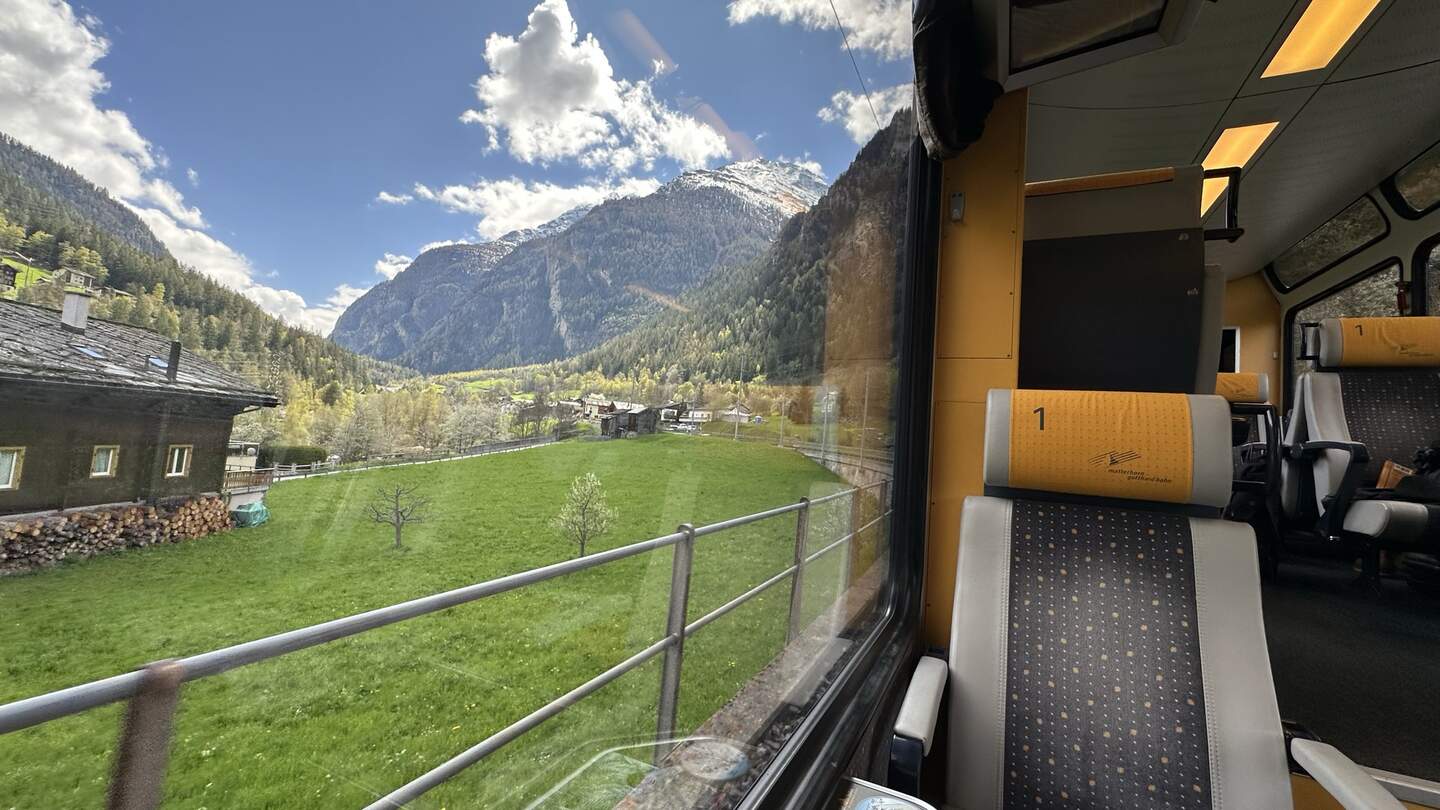 Schweiz Panoramablick aus Regionalbahn Visp nach Zermatt | © Verena Cezanne