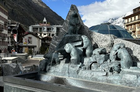 Murmeli-Brunnen in Zermatt, Schweiz | © Verena Cezanne