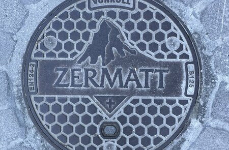Schachtdeckel in Zermatt | © Verena Cezanne