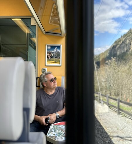 Ameropa Mitarbeiter genießt Aussicht bei einer Fahrt zum Glacier Express | © Verena Cezanne
