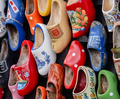 bemalte Hollandschuhe | © Alicia Fdez/gettyimages.com