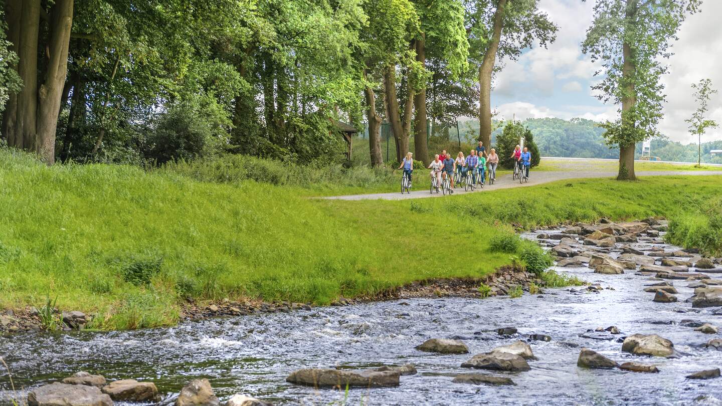 Eine Gruppe von Radfahrern die parallel zur Hase radeln | © Hasetal Touristik/Foto-Lounge Meppen