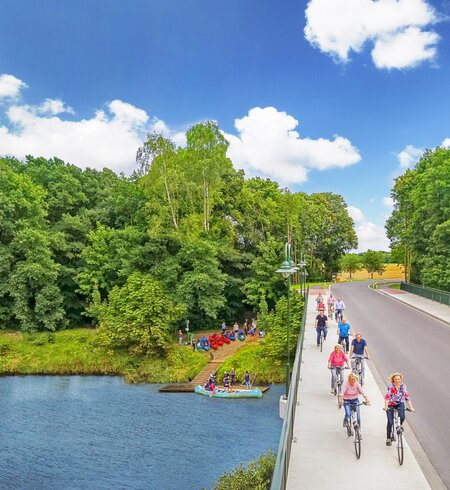 Eine Gruppe von Radfahrern überquert eine Brücke auf der Hse-Ems-Tour | © Hasetal Touristik/Schoening Fotodesign
