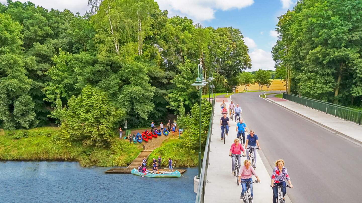 Eine Gruppe von Radfahrern überquert eine Brücke auf der Hse-Ems-Tour | © Hasetal Touristik/Schoening Fotodesign